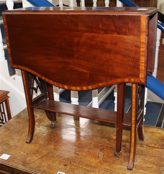 An Edwardian banded mahogany Sutherland table W.61cm